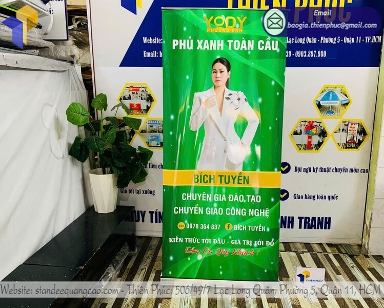 Nơi in logo standee quảng cáo dựng cuốn nhôm di động Nơi in logo standee quảng cáo dựng cuốn nhôm di động