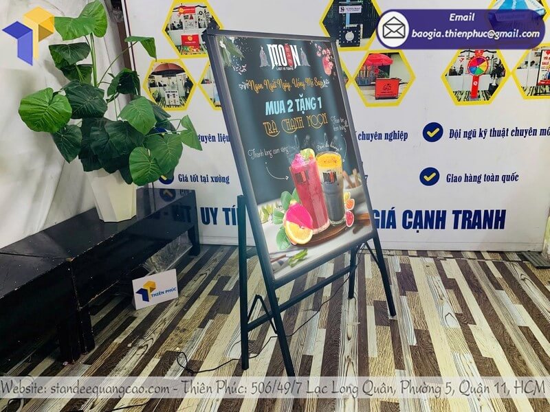 Nơi làm khung tranh điện led siêu mỏng trước cửa hàng dành cho shop thời trang
