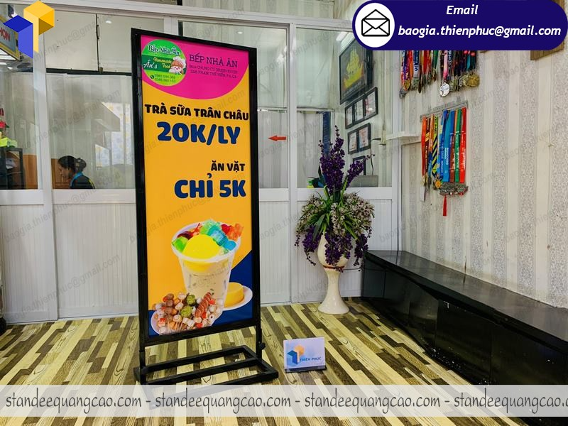 sản xuất standee khung sắt ốp format