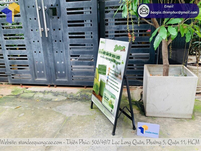Standee 1 mặt có tay cầm dễ dựng, lắp ráp nhanh trong 1 phút