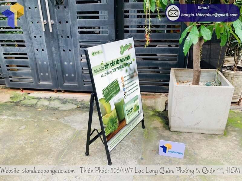 Standee 1 mặt có tay cầm gọn nhẹ, dễ xách đi cho sự kiện