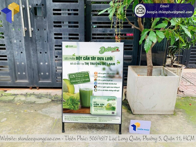 Standee 1 mặt có tay cầm in logo theo yêu cầu thương hiệu