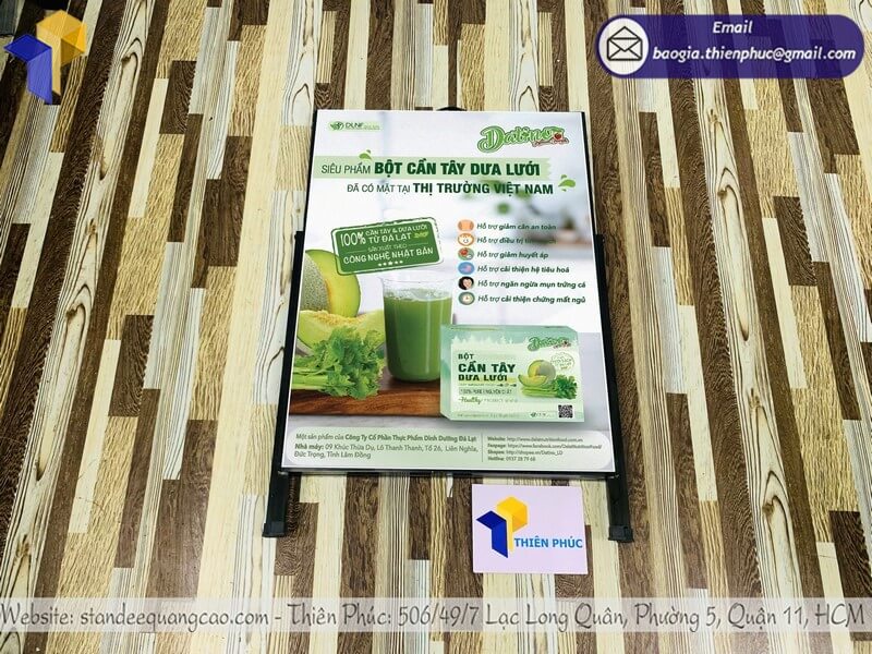 Standee 1 mặt có tay cầm phù hợp quảng cáo lưu động ngoài trời