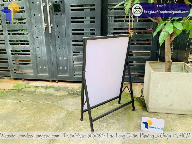 Standee 1 mặt có tay cầm sản xuất trực tiếp tại xưởng, giá tốt