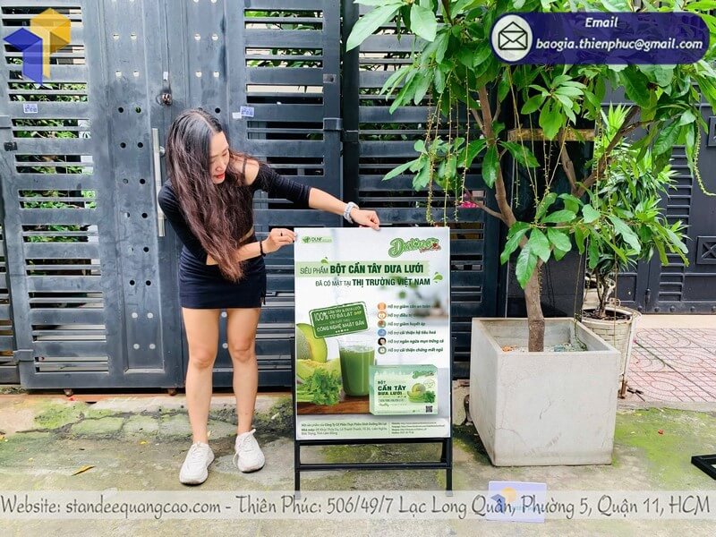 Standee 1 mặt có tay cầm