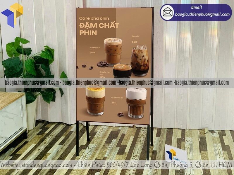Standee A chân sắt đặt trước quán cafe ngoài trời làm bảng menu khuyến mãi cực chất
