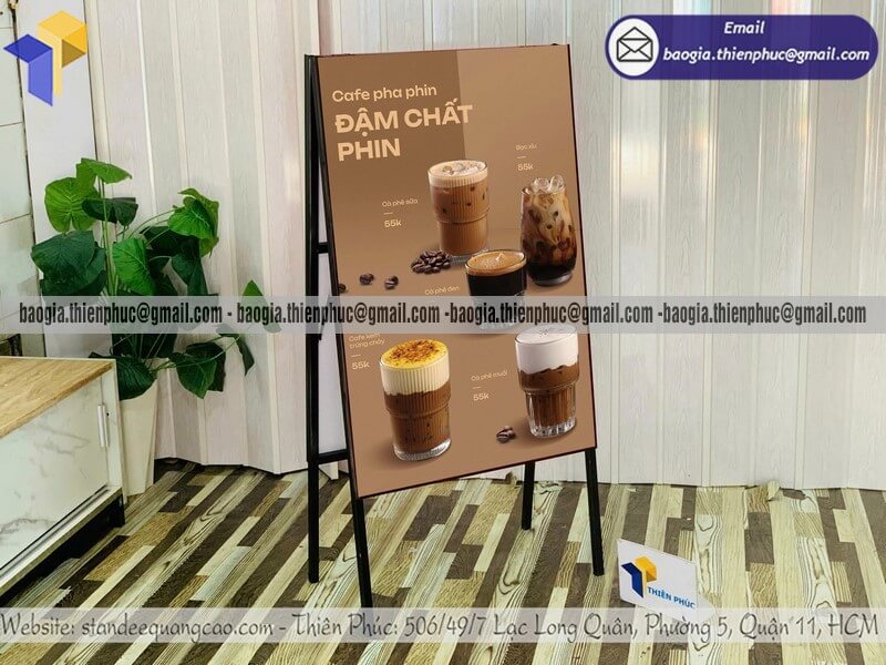 Standee A chân sắt đặt trước quán cafe ngoài trời xưởng sản xuất phong cách hàn quốc