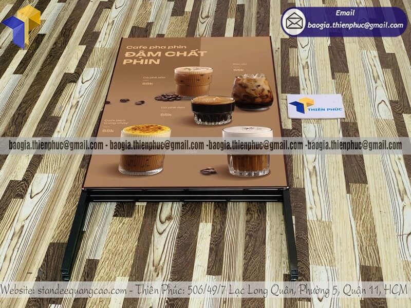 Standee A chân sắt đặt trước quán cafe ngoài trời vỉa hè đẹp chất như kol