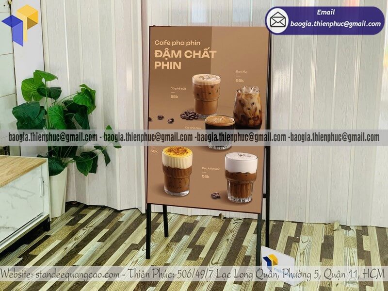Standee A chân sắt đặt trước quán cafe ngoài trời