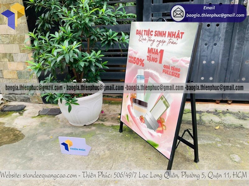 Standee A quảng cáo sản phẩm một mặt chân sắt di động bán quán cafe cho trung tâm anh ngữ