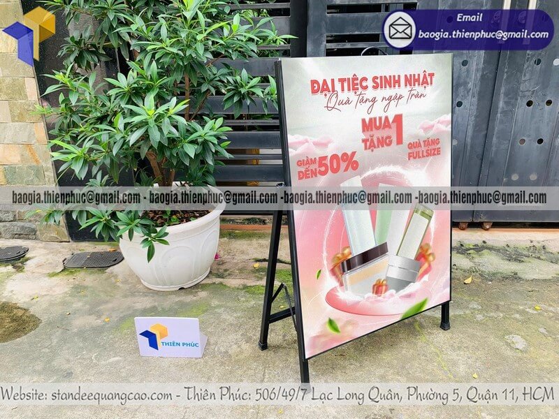 Standee A quảng cáo sản phẩm một mặt chân sắt di động bán số lượng lớn nội dung khai trương khuyến mãi