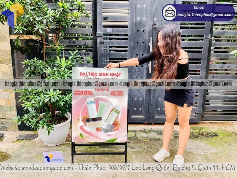 Standee A quảng cáo sản phẩm một mặt chân sắt di động bán cho đại lý triễn lãm khai trương