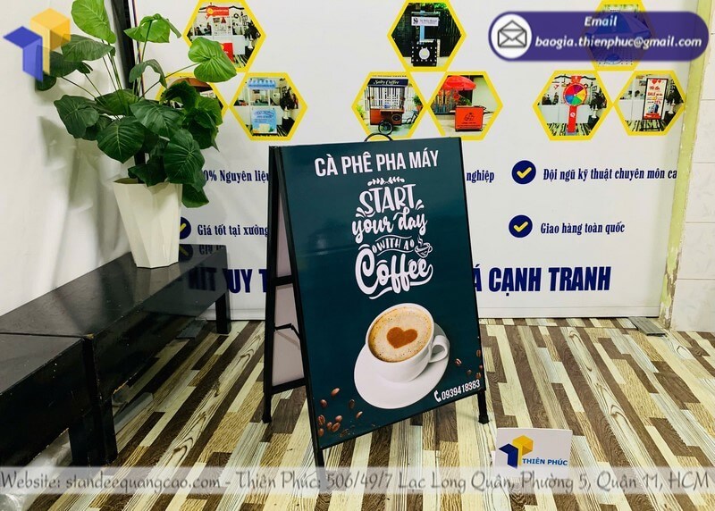 Standee chữ A 2 mặt có tay xách đặt trước cửa hàng