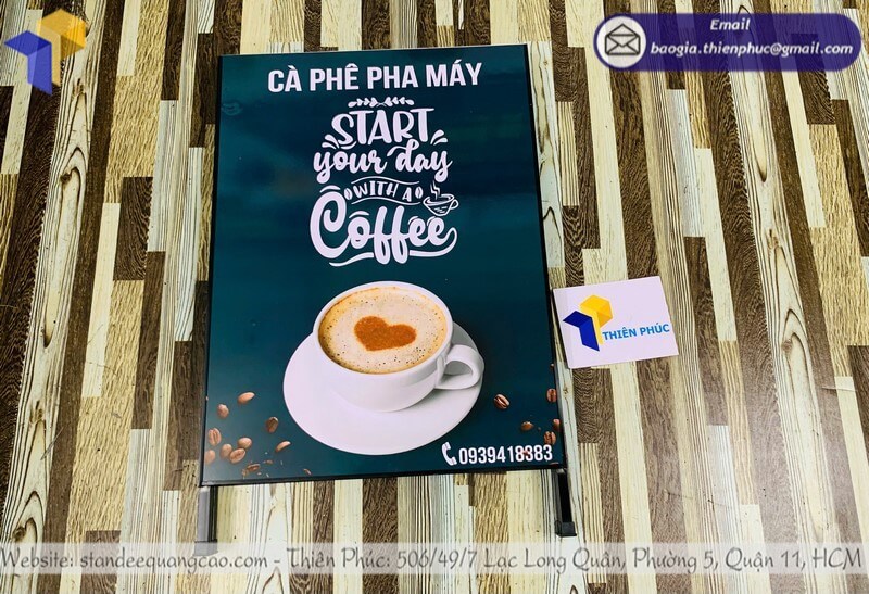 Mẫu standee chữ A 2 mặt có tay xách gập gọn – tiện lợi khi di chuyển