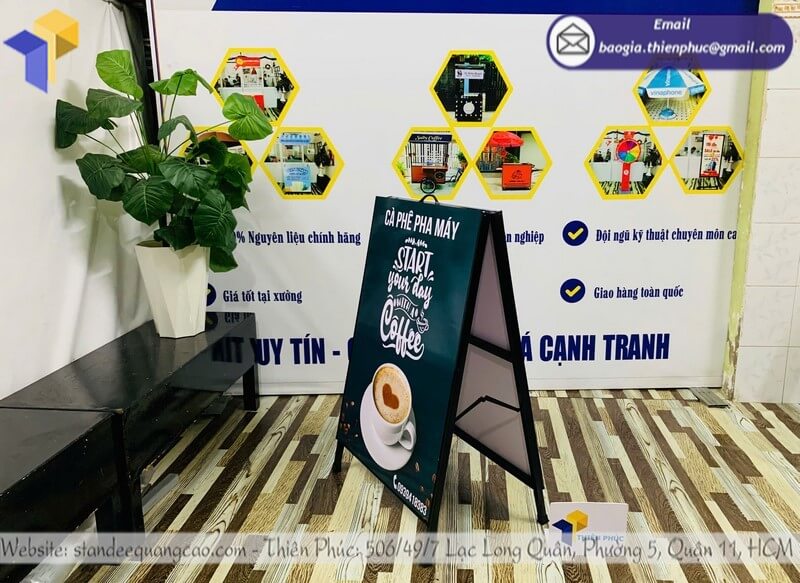 Standee chữ A 2 mặt có tay xách dựng trong gian hàng sự kiện