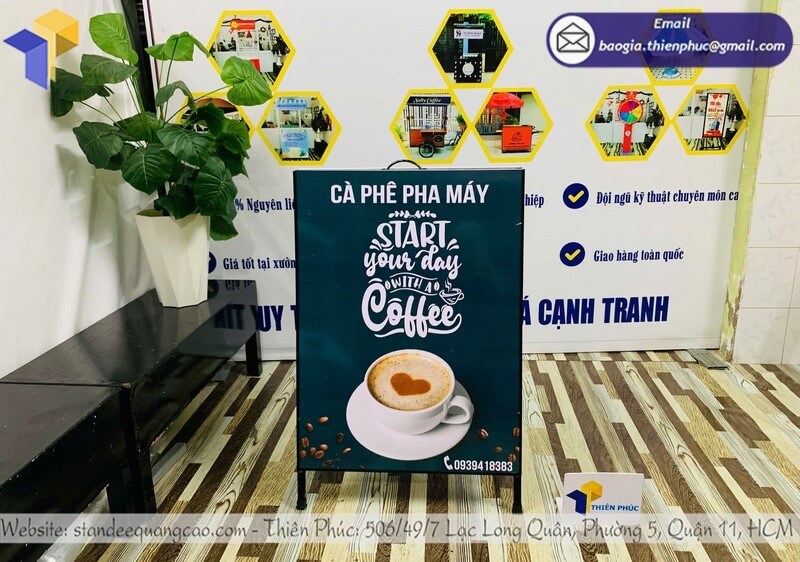 Mẫu standee chữ A 2 mặt có tay xách in menu nổi bật cho quán cà phê