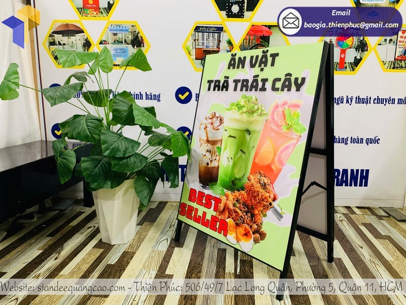 Standee chữ A có tay xách di động tiện lợi, phù hợp sử dụng cho cửa hàng