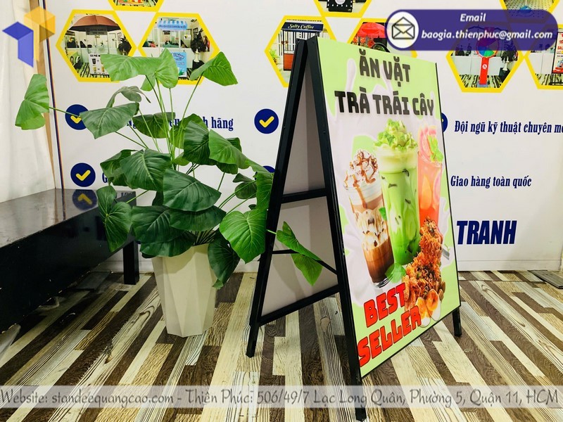 Standee chữ A có tay xách thiết kế hiện đại