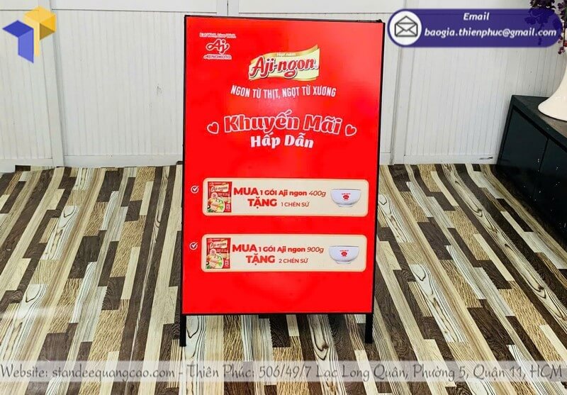 standee chữ A đặt ngoài trời