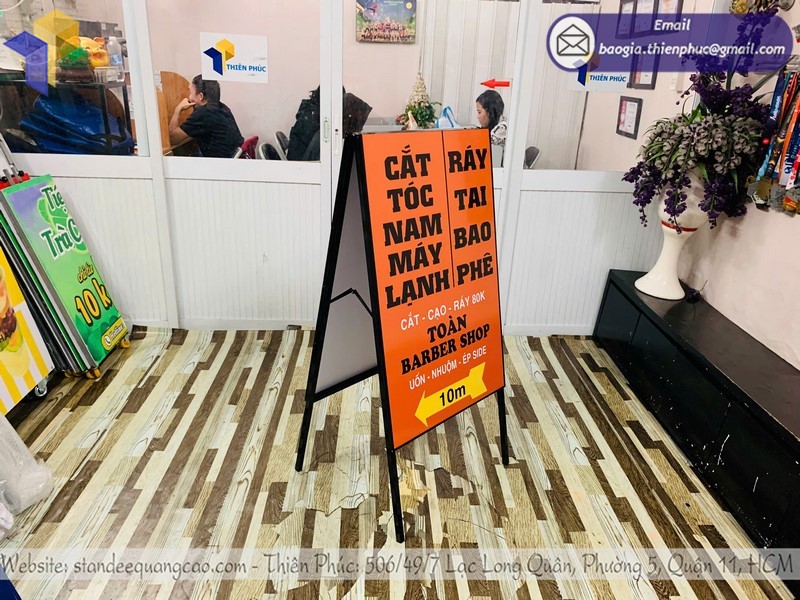 standee tiếp thị chữ A đẹp