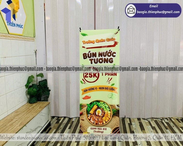 Standee chữ X treo poster ngoài trời cho quán ăn