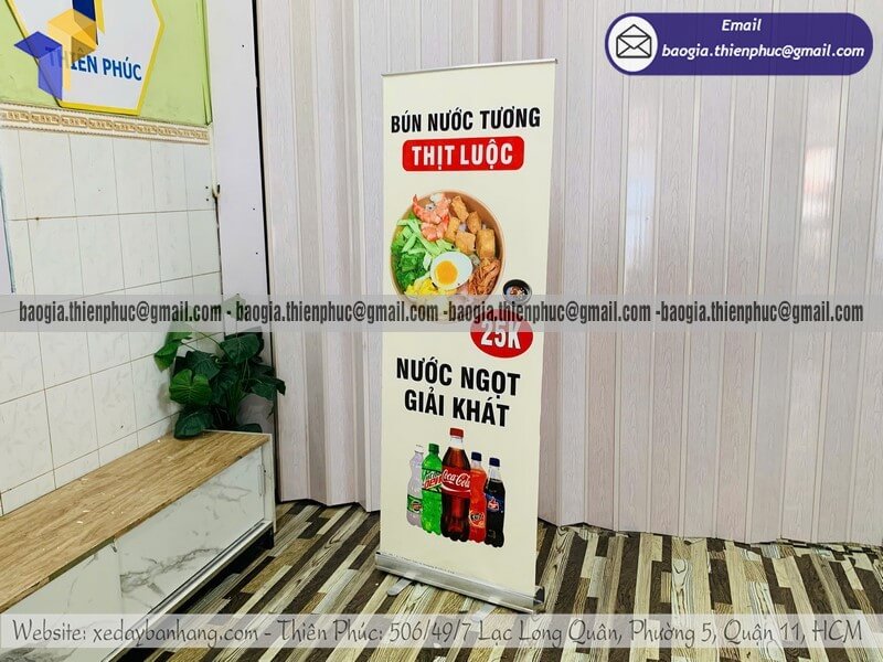 Standee cuốn bằng nhôm dựng poster vỉa hè bắt mắt khách đi ngang qua là mê