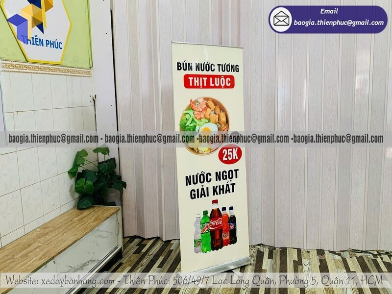 Standee cuốn bằng nhôm dựng poster vỉa hè trung tâm anh ngữ thu hút khách mới