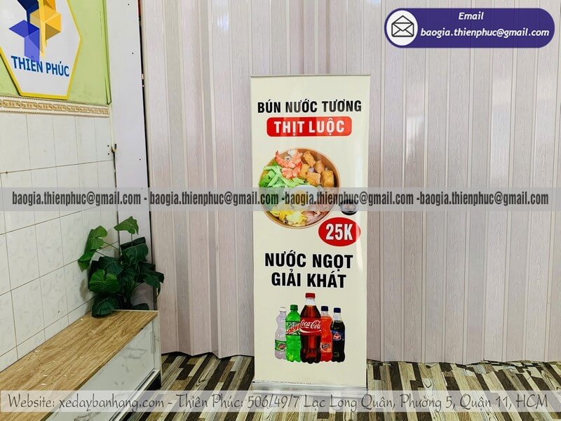 Standee cuốn bằng nhôm dựng poster vỉa hè
