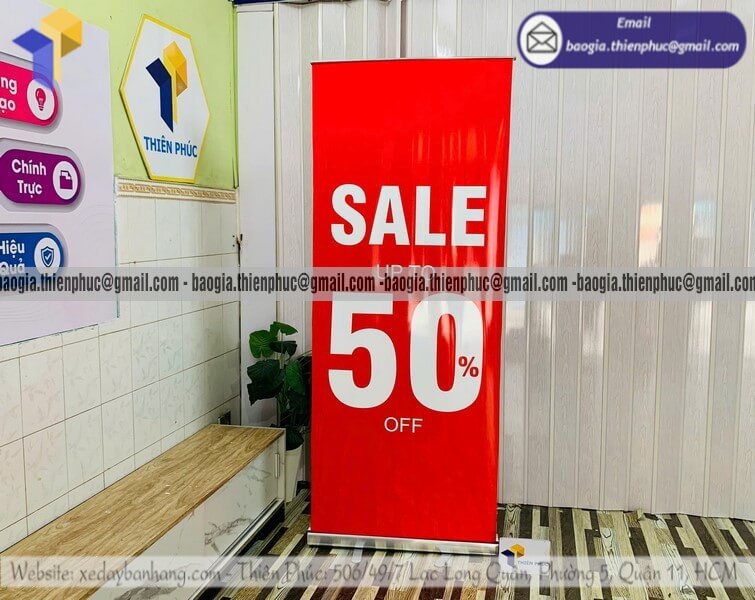 Standee cuốn nhôm đỡ banner quảng cáo ngoài trời