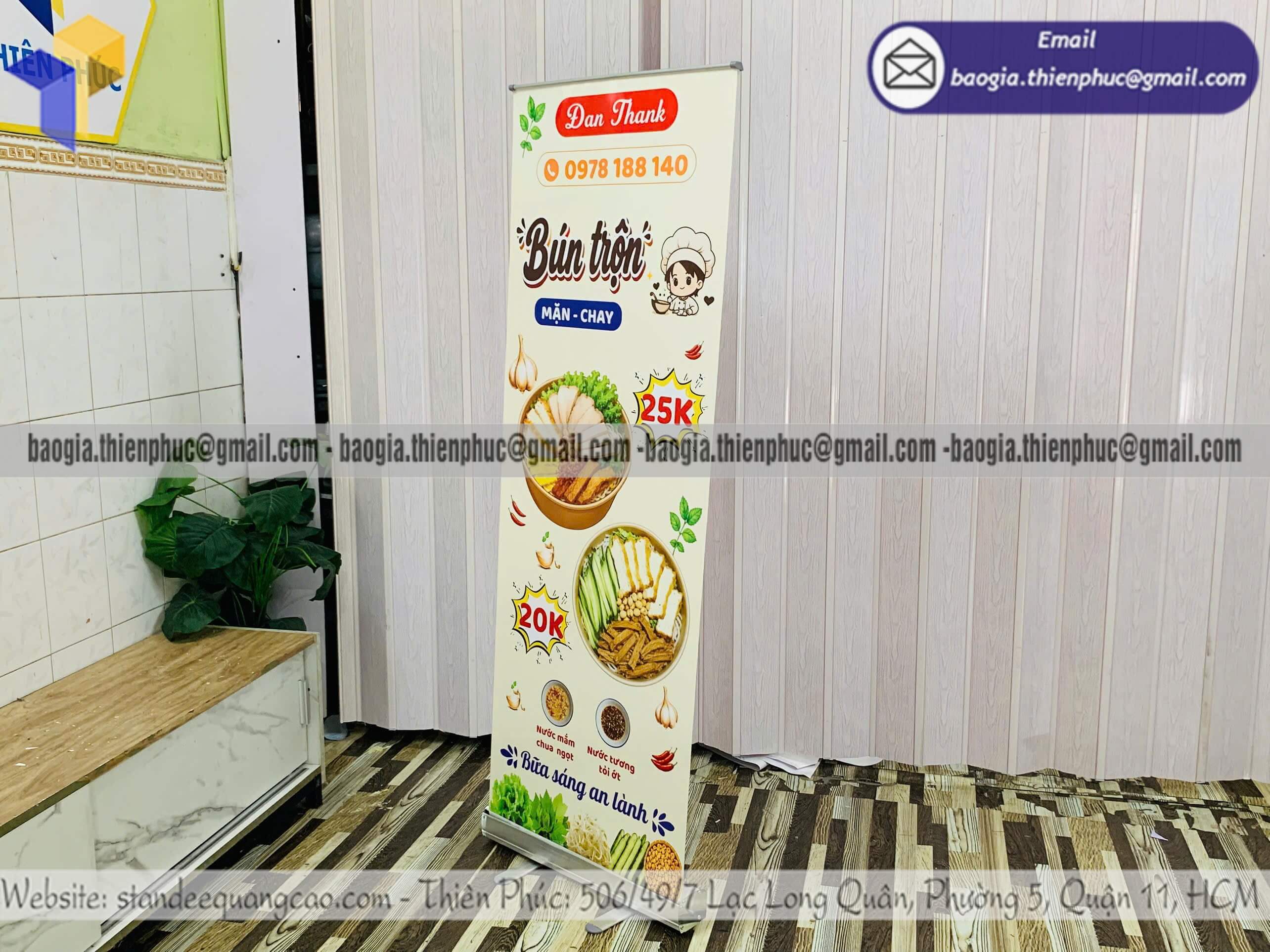 Standee cuốn nhôm in poster 1 mặt quảng cáo nhận đơn số luọng lớn ưu đãi khủng