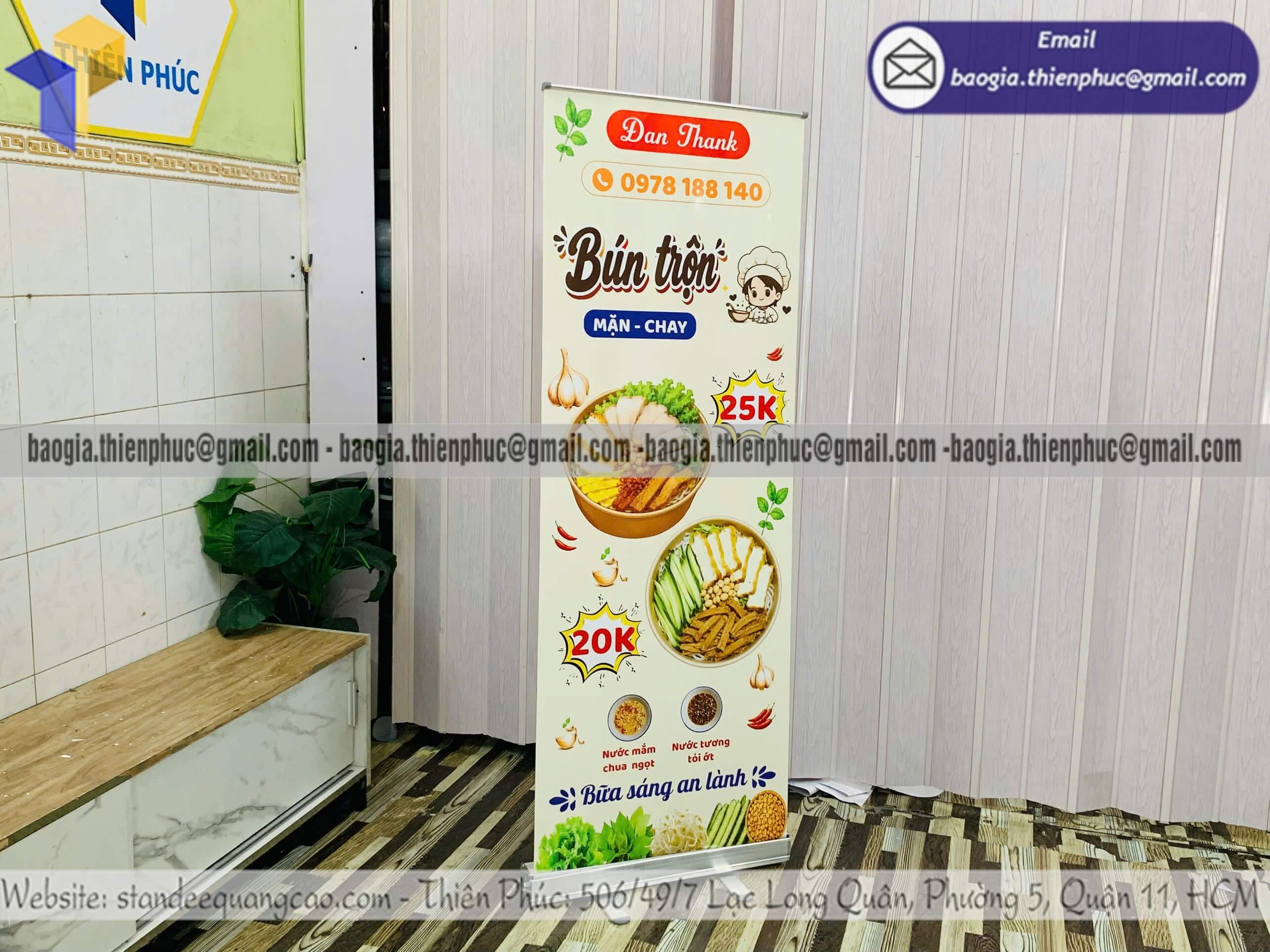 Standee cuốn nhôm in poster 1 mặt quảng cáo không qua trung gian giá ngon