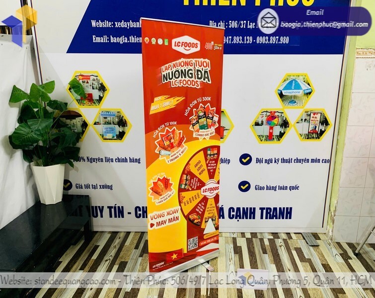 mẫu standee cuốn nhôm cho nhà hàng đẹp mắt 2025