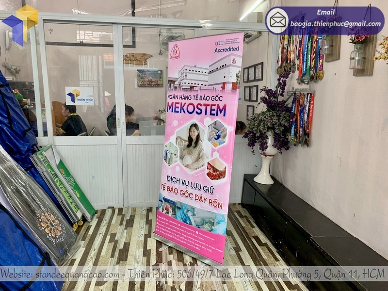 standee cuốn trưng bày đẹp