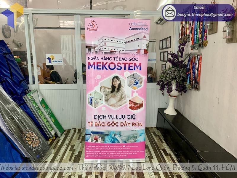 standee cuốn trưng bày tphcm