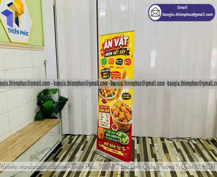 Standee kéo cuốn nhôm in poster theo yêu cầu trưng bày sale khuyến mãi đẹp xịn