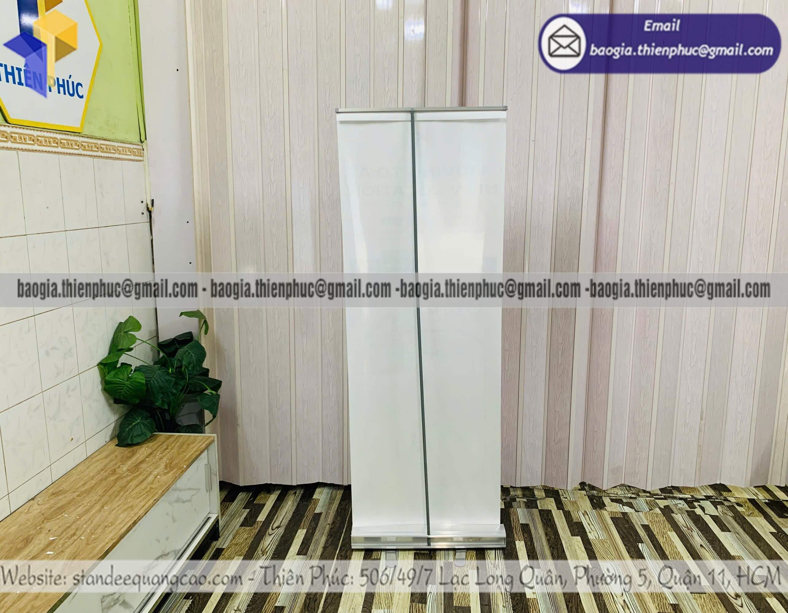 Standee kéo cuốn poster bằng nhôm quảng cáo cho thương hiệu mới ra mắt truyền thông