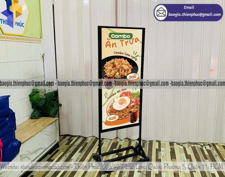 Standee khung sắt trưng bày chương trình khuyến mãi cho chiến dịch sale xả kho
