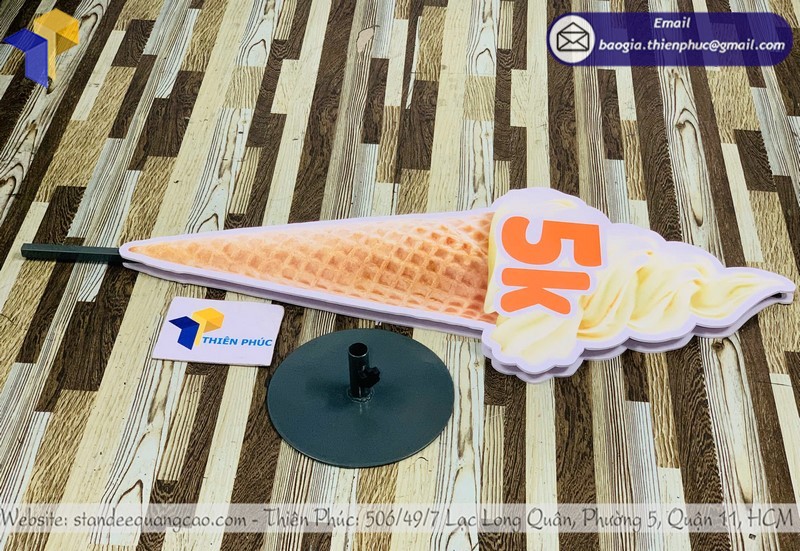 Standee mô hình cây kem lấy liền tăng doanh số cửa hàng