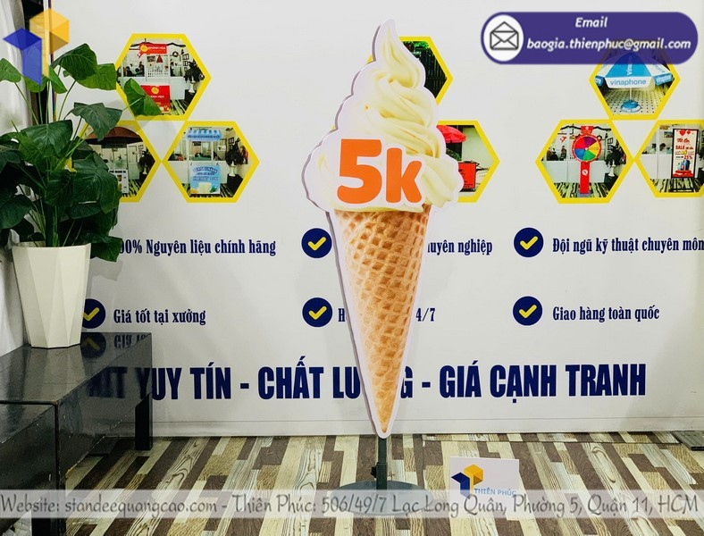 Standee mô hình cây kem lấy liền in logo theo yêu cầu
