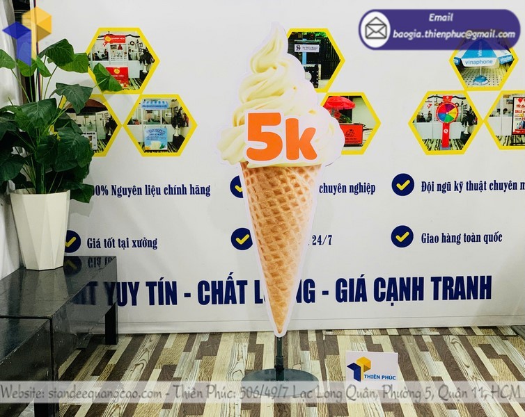 Standee mô hình cây kem lấy liền trang trí cửa hàng quà tặng km