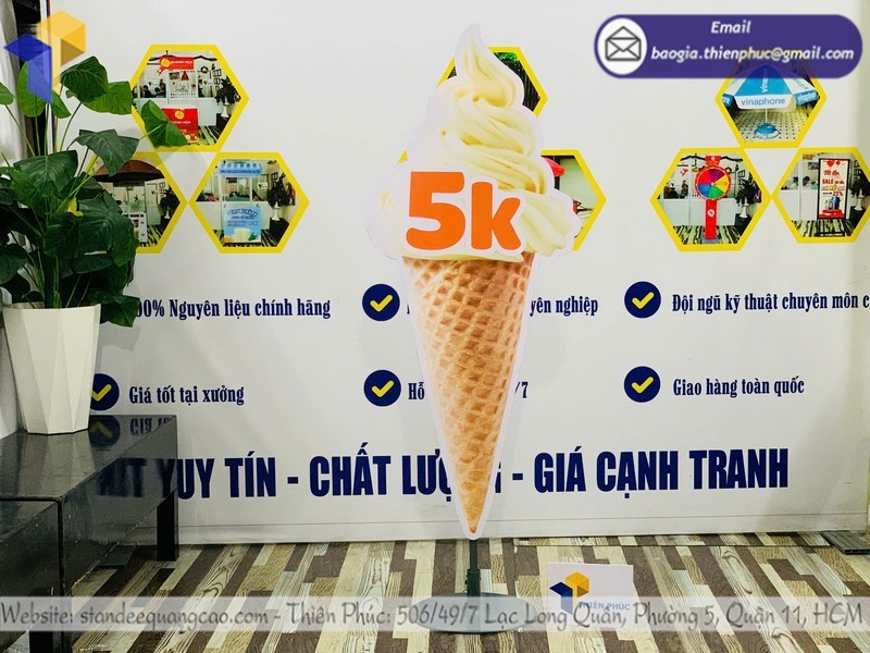 Standee mô hình cây kem lấy liền