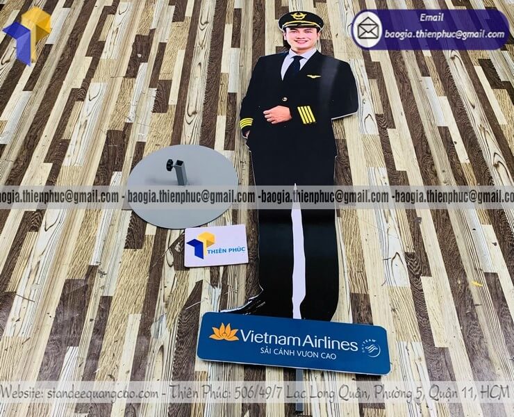 Standee mô hình nam tiếp viên hãng hàng không đẹp công ty du lịch sự kiện branding chuyên nghiệp