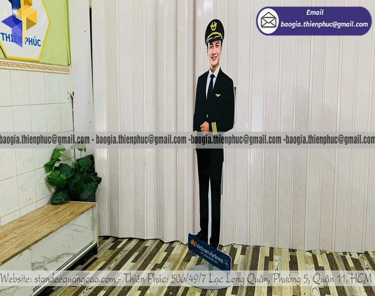 Standee mô hình nam tiếp viên hãng hàng không đẹp trung tâm thương mại sự kiện checkin