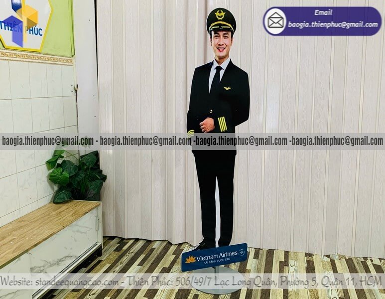Standee mô hình nam tiếp viên hãng hàng không đẹp quảng bá thương hiệu sân bay