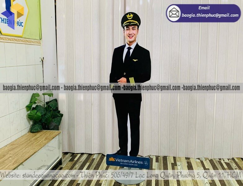Standee mô hình nam tiếp viên hãng hàng không đẹp