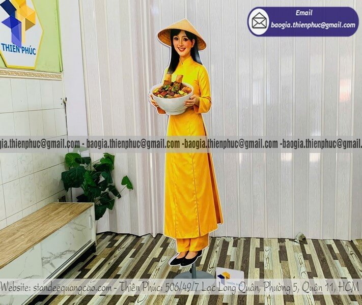 Standee mô hình người giới thiệu sản phẩm ngoài trời gia công standee giá 3 triệu trở lên