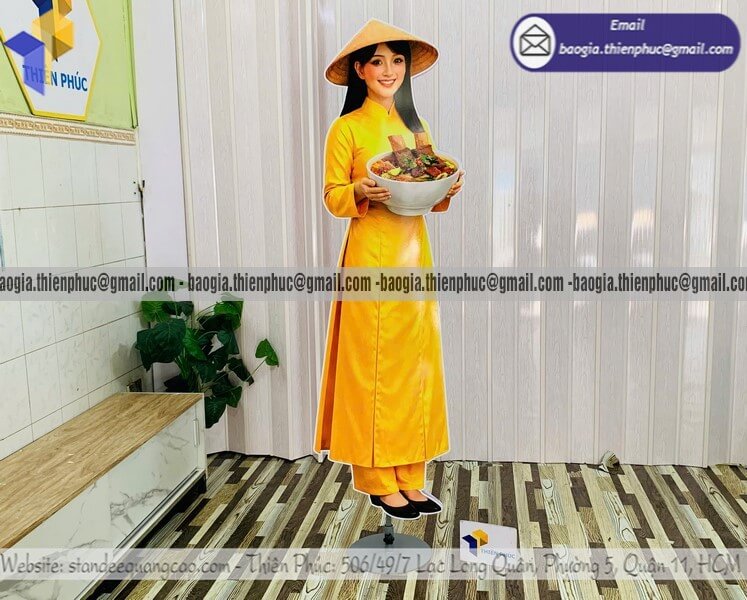 Standee mô hình người giới thiệu sản phẩm ngoài trời