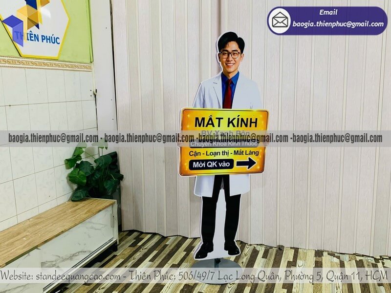 Standee mô hình người trưng bày trước cửa hàng giá rẻ hút khách trước mặt tiền cửa hàng