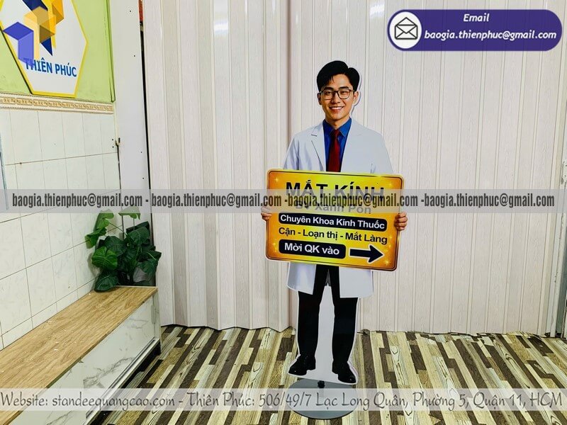 Standee mô hình người trưng bày trước cửa hàng giá rẻ để thu hút khách vào shop