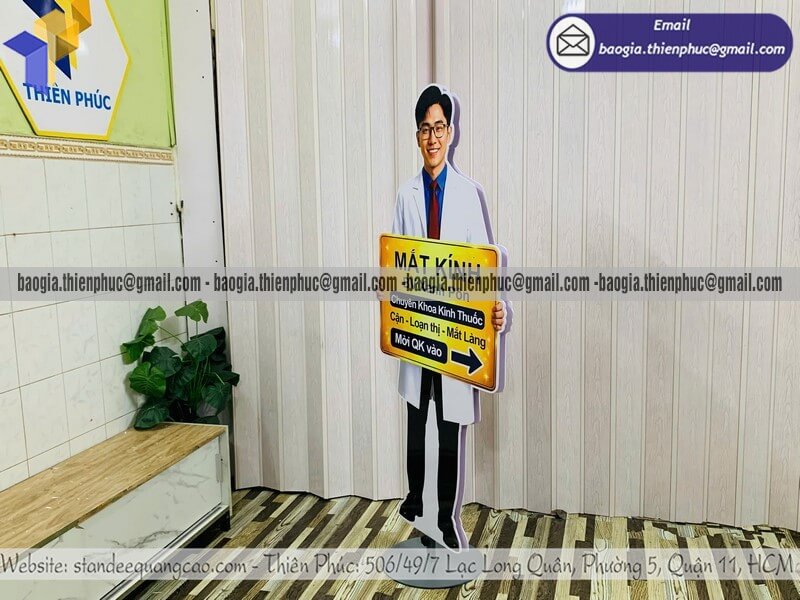 Standee mô hình người trưng bày trước cửa hàng giá rẻ giúp thương hiệu lên sóng mỗi ngày